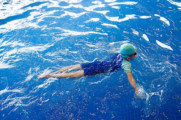 Pelajaran Renang SUTD: Menguasai kepercayaan air untuk siswa dan orang dewasa